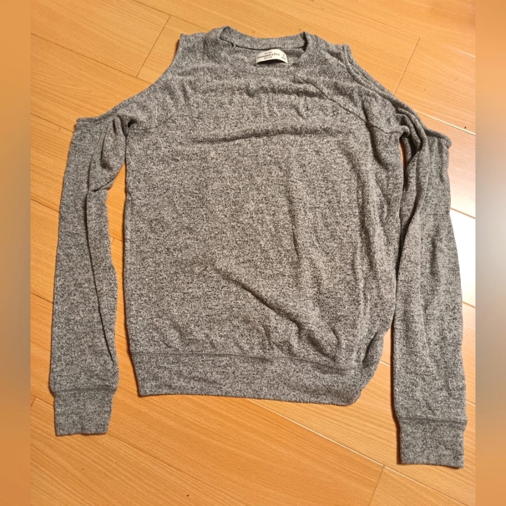 A&f women shoulder less tee